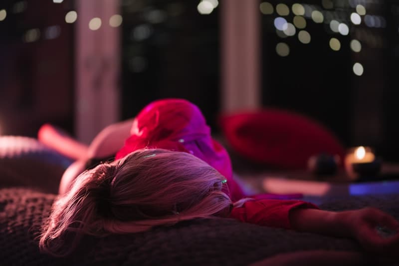 Person sleeping peacefully in a warmly lit bed at night, illustrating the REM sleep and dream mechanisms affected by ashwagandha