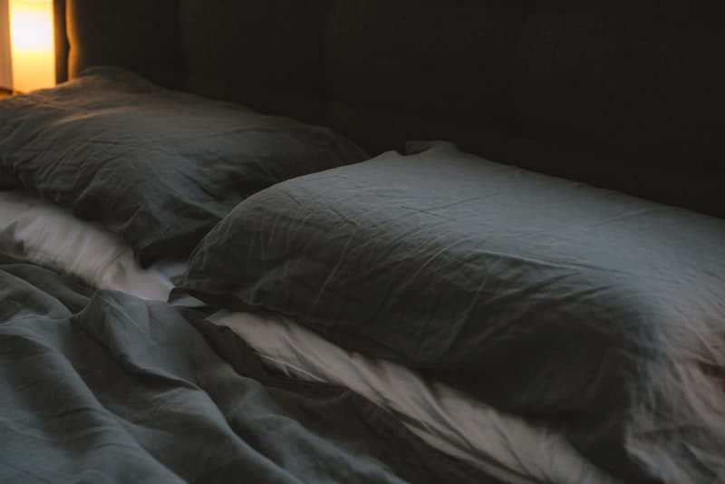 Cross-section diagram showing bamboo pillow (bamboo cover + shredded foam fill) vs solid memory foam pillow construction