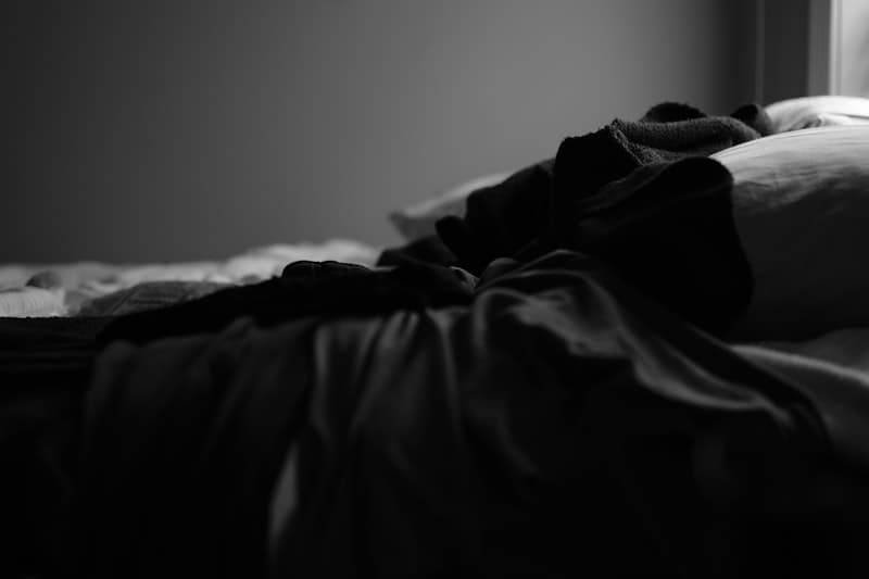 Decision flowchart — choosing bamboo pillow or memory foam based on sleep position, neck pain, and temperature preference