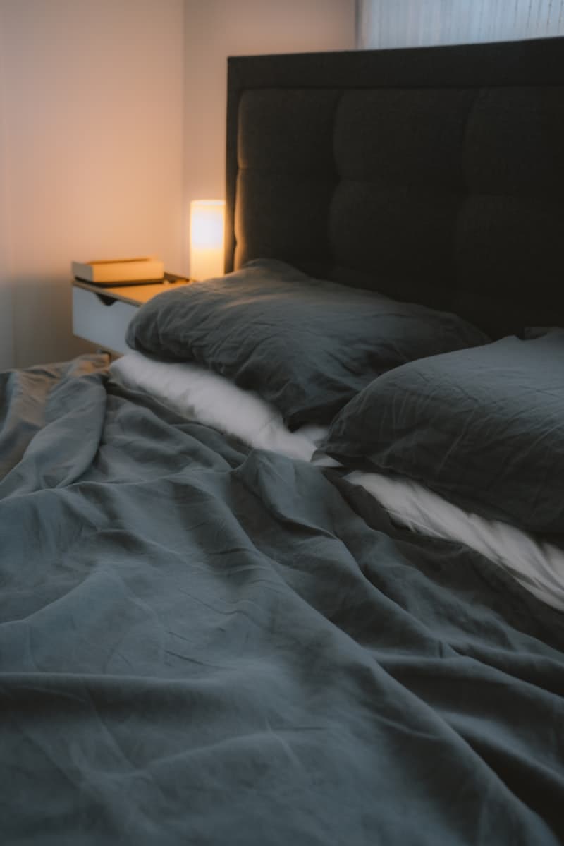 Summary of real user reviews — what Reddit and Amazon reviewers say about bamboo vs memory foam pillows