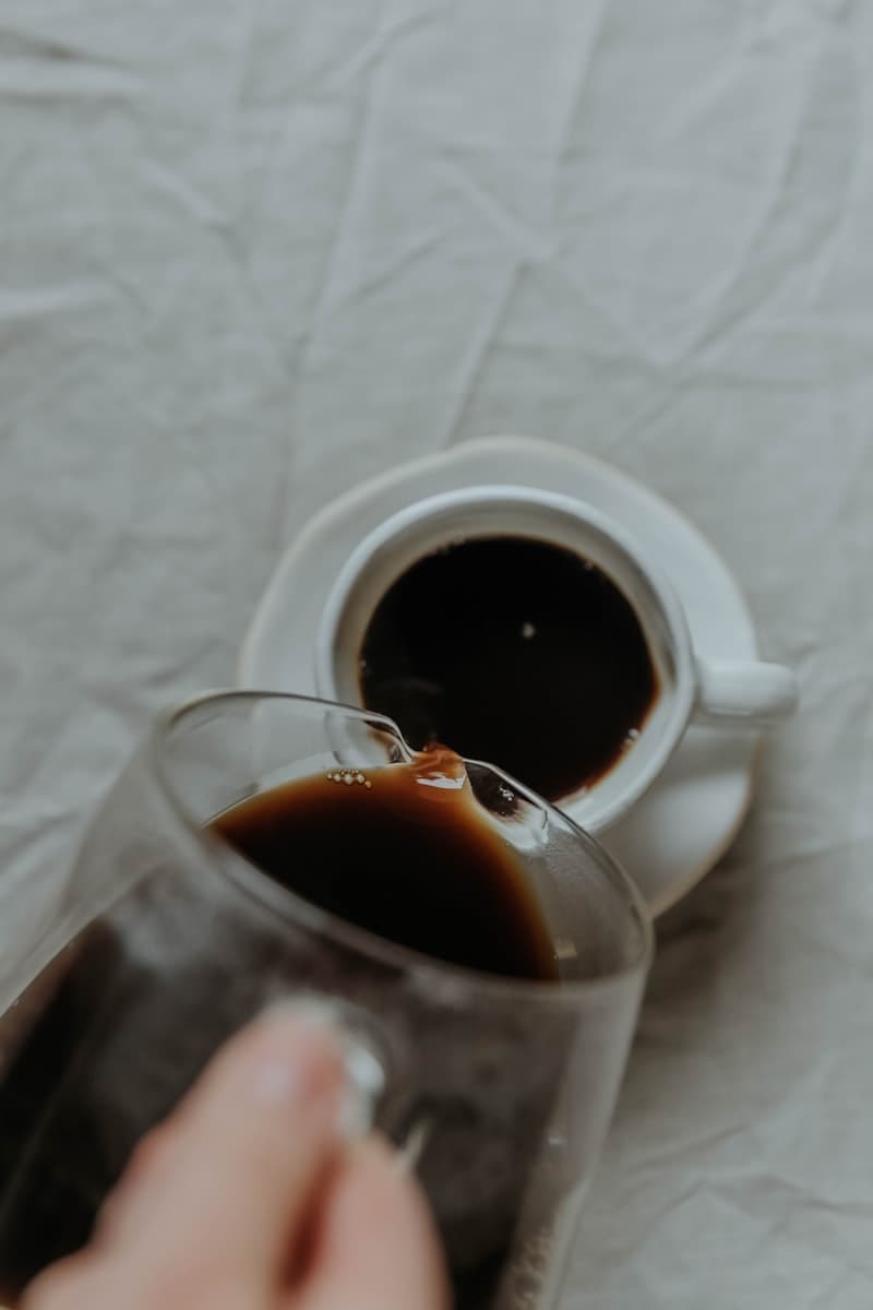 아침 커피에 콜라겐 파우더를 녹이는 모습 — 실용적인 일일 보충제 복용 루틴