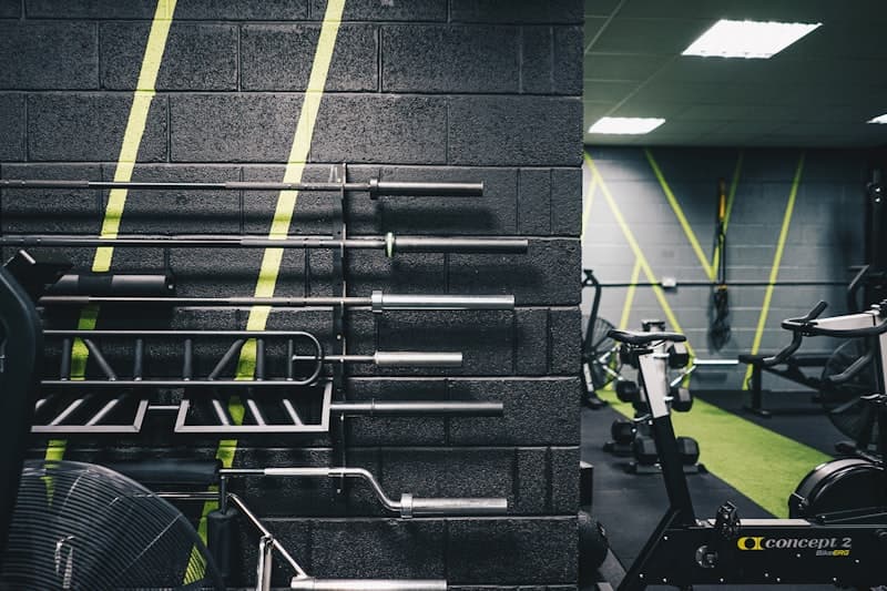 Side-by-side infographic comparing foam roller and massage gun features for muscle recovery
