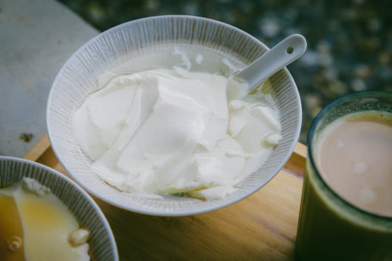 Complete nutrition comparison of Greek yogurt vs regular yogurt vs Skyr per 100g serving