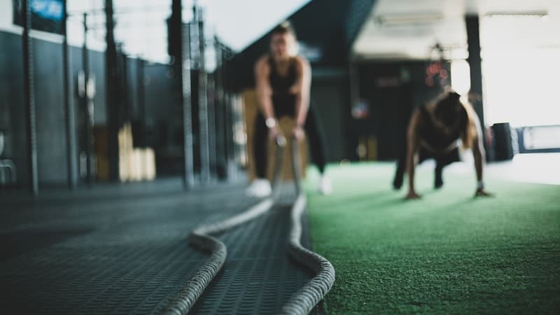 여성이 실내 자전거에서 사이클링 스프린트 인터벌 훈련 중 — 무릎에 무리 없는 제로충격 HIIT