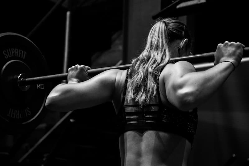 피트니스 체육관에서 운동하는 사람 — 무릎에 좋은 저충격 HIIT 대안 운동