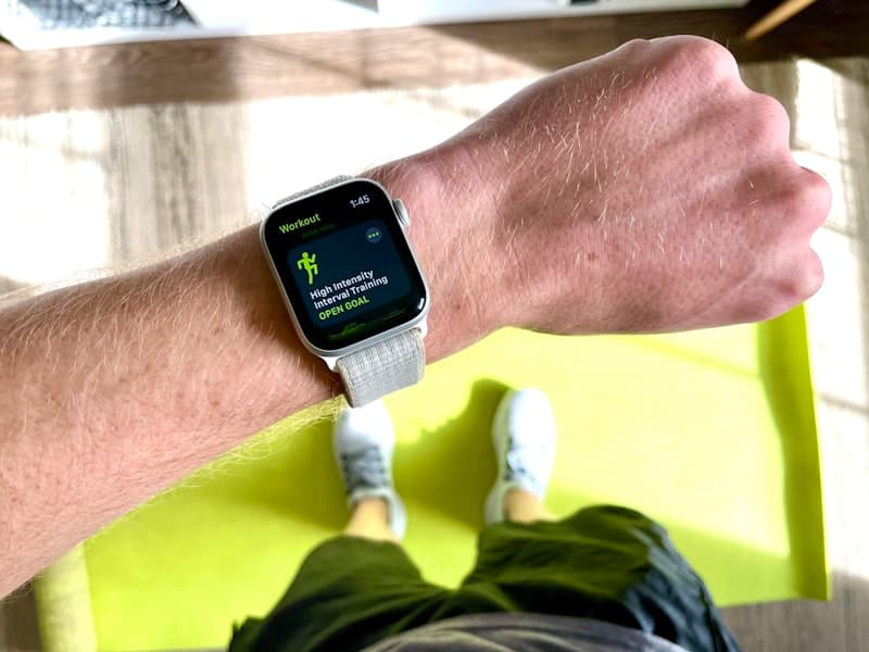 Side-by-side comparison of HIIT sprint intervals and LISS jogging — visual cardio comparison