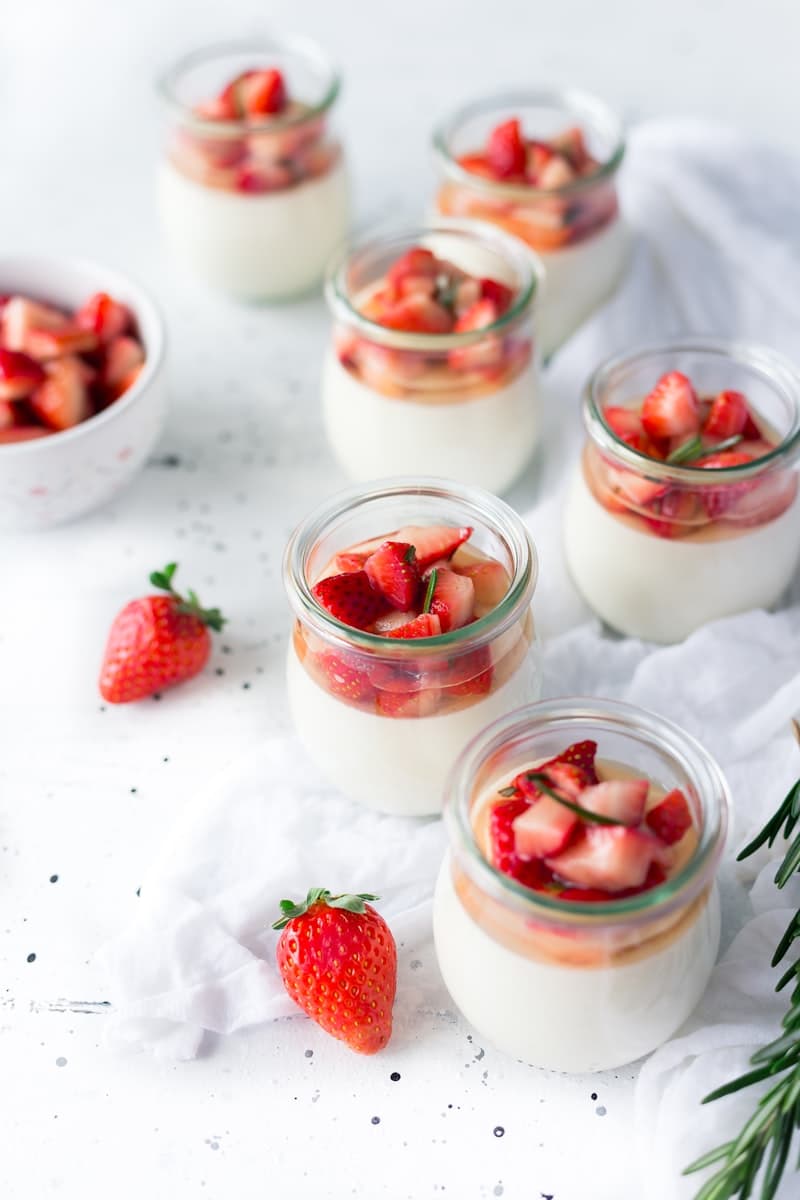 Kefir and yogurt side by side in glasses — comparing probiotics, CFU count, and lactose content for IBS and bloating