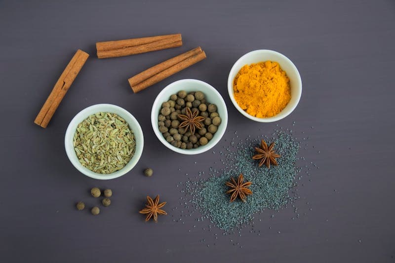 Visual comparison chart of turmeric vs curcumin -- key differences at a glance