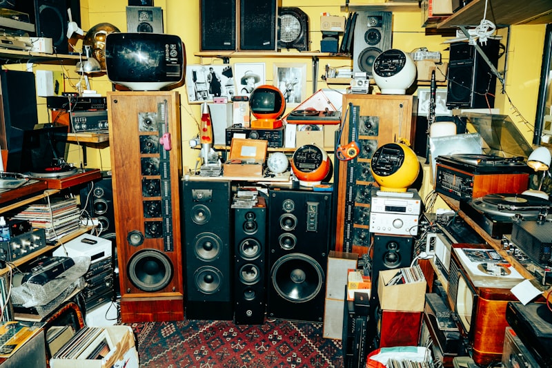 Blood vessel cross-section showing vasodilation in warm water vs vasoconstriction in cold water — recovery mechanism comparison